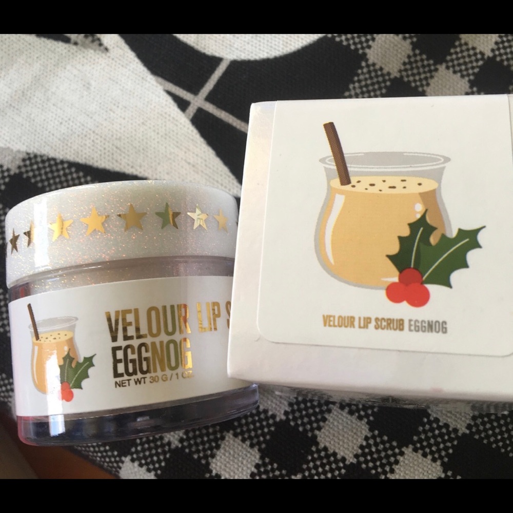 Jeffree Star lip scrub in egg nog 💜
